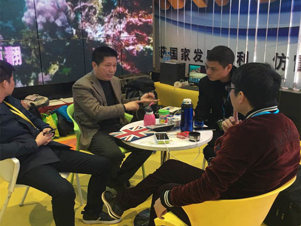 总工程师史洪海在展会现场和客户洽谈