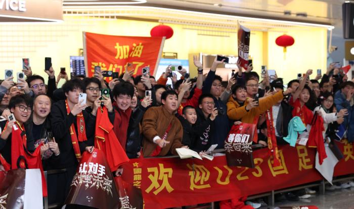 众多球迷在机场接机U23国足，李昊强调中国足球