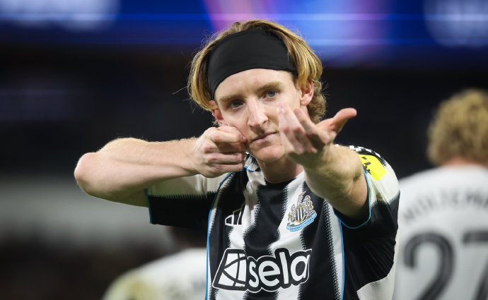 戈登怒斥媒体言论：欧冠缺席是教练决定，希勒