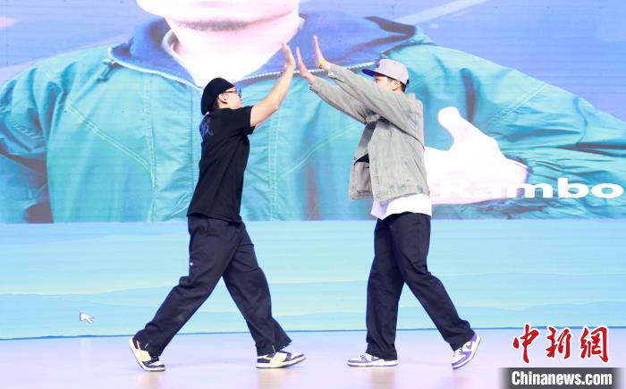 陕西西安阎良区街舞总决赛聚集三百名青少年 推